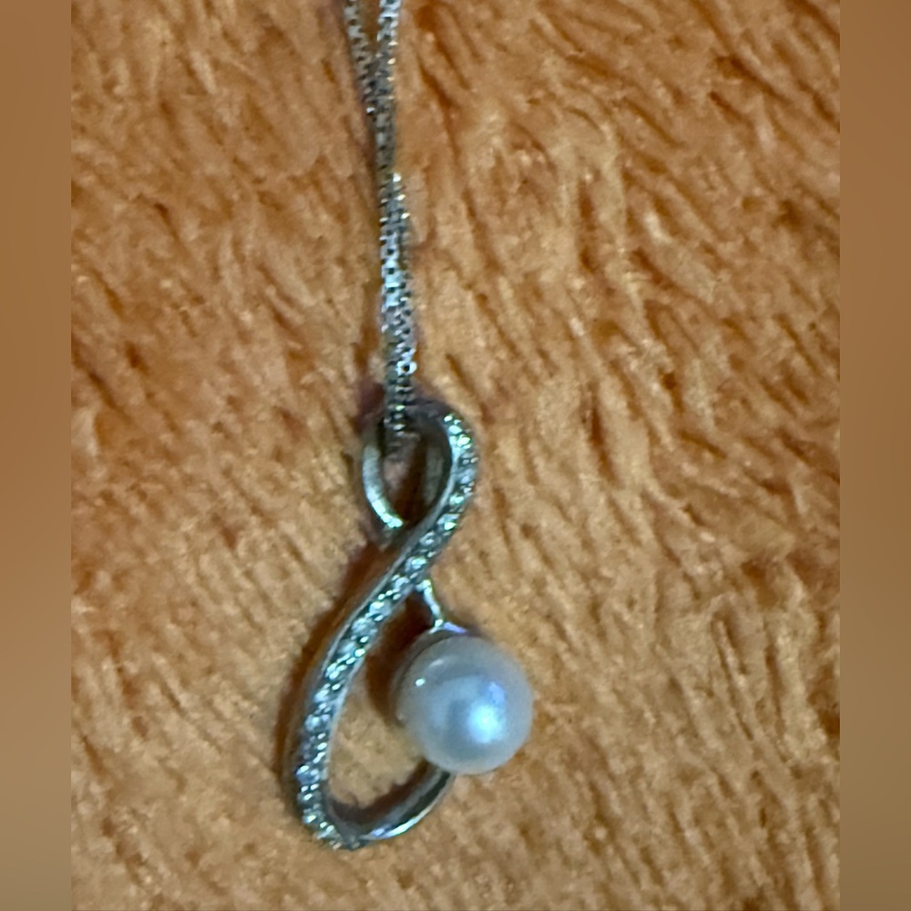Teardrop pearl necklace
